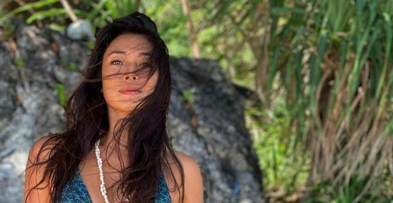 Danni Suzuki impressiona ao esbanjar boa forma em clique na cachoeira: ”Limpando a alma”