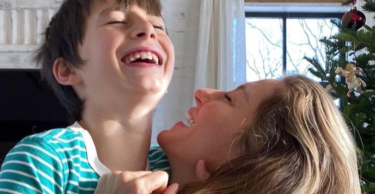 Gisele Bündchen relembra momento especial do filho bebê com a cachorrinha: ”Protegendo ele”