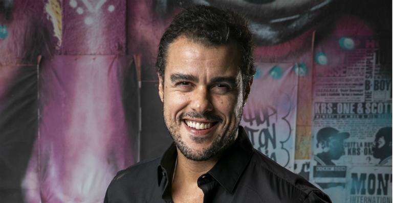 Joaquim Lopes dá beijão na namorada, Marcella Fogaça, durante treino na orla da praia