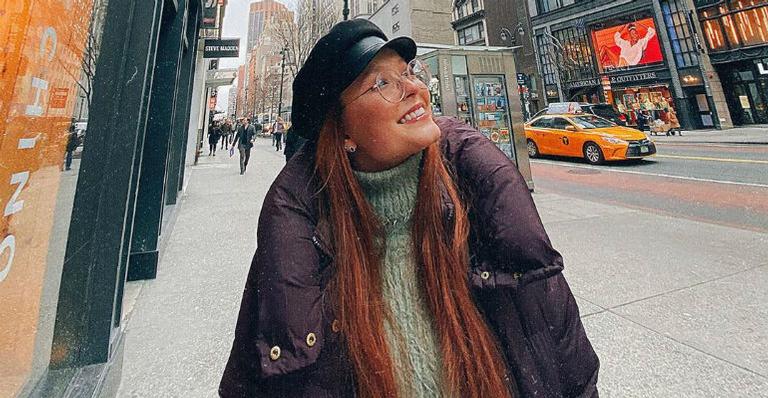 Nos Estados Unidos, Larissa Manoela compartilha foto de biquíni e brinca: ”Saudades do calor”