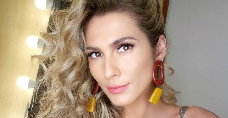 Lívia Andrade usa fantasia azul e prateada que quase mostra demais e arranca suspiros na web