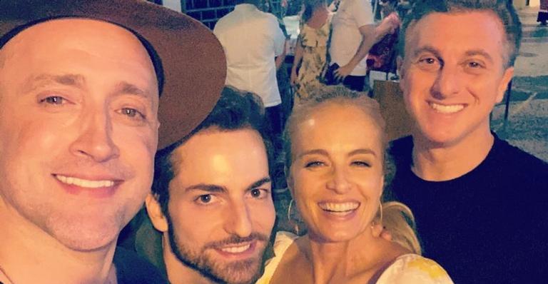 Ao lado do marido, Paulo Gustavo registra encontro com Angélica e Luciano Huck: ”Amigos da vida”
