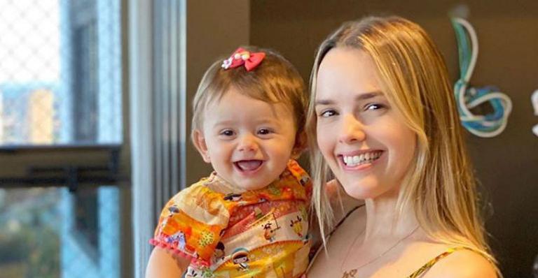Liz, filha de Thaeme Mariôto, completa 10 meses e a mãe se derrete: ”Como ela cresceu”