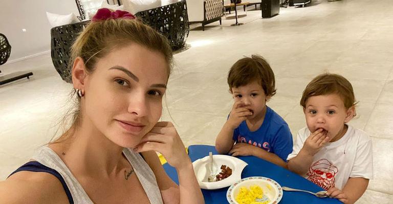 Andressa Suita mostra os filhos brincando em um trator e se derrete: ”Perfeitos e companheiros”