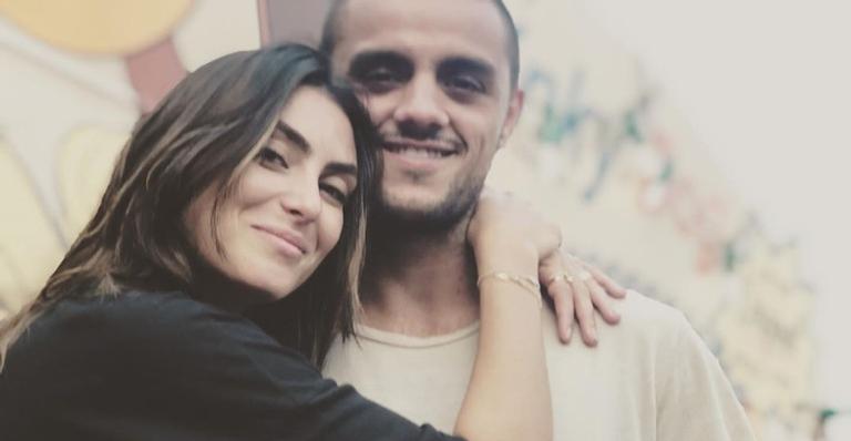 Após nascimento do filho, Felipe Simas faz linda homenagem para esposa: ”Nosso amor tem frutos”