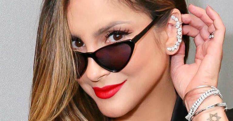 Claudia Leitte se transforma em Madonna para bloco de Carnaval