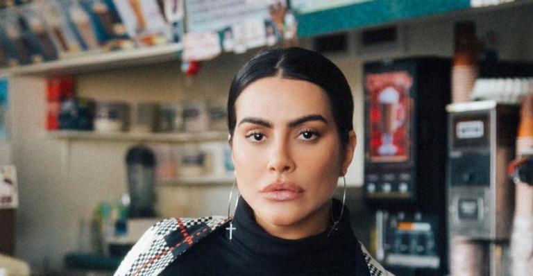 Cleo surge poderosa e esbanja curvas em clique sensual de body vermelho: ”Valendo”