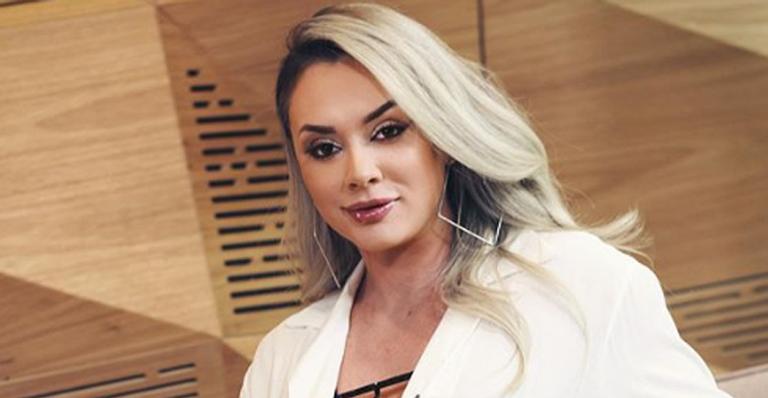 Em clima de Carnaval, Juju Salimeni desabafa: ”Estão prontos?”