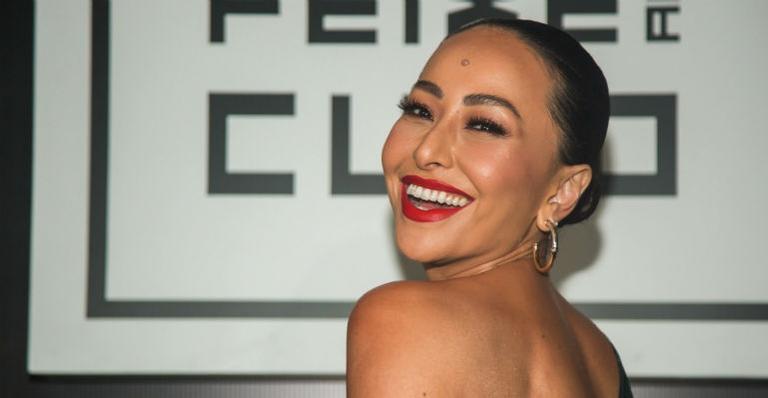 Sabrina Sato compartilha vídeo usando roupas sensuais cheia de brilhos para falar sobre o Carnaval