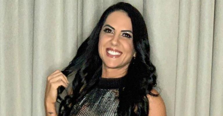 Graciele Lacerda posa no aeroporto ao lado da mãe e comemora viagem em família