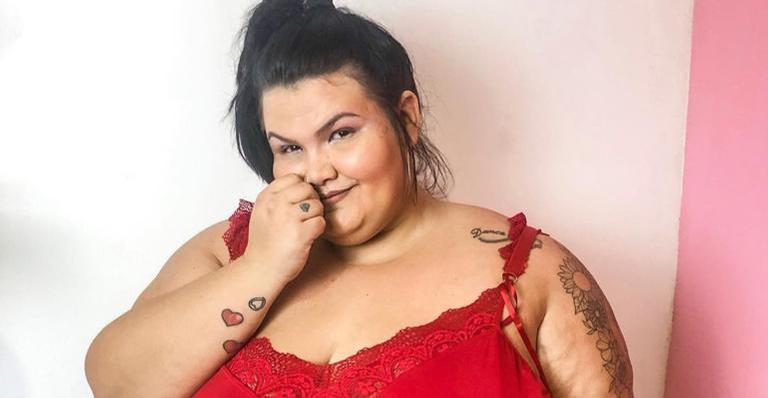 Grávida, bailarina plus size de Anitta aparece nua e com o corpo pintado: ”Globeleza gorda”