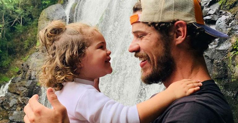 José Loreto comove fãs em clique abraçado com a filha: ”Cangote do pai”