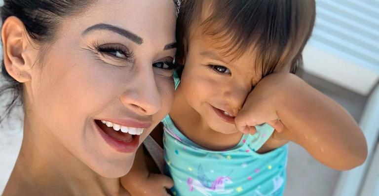 Mayra Cardi posa ao lado da filha, Sophia, e os dentinhos da pequena derretem o coração dos fãs