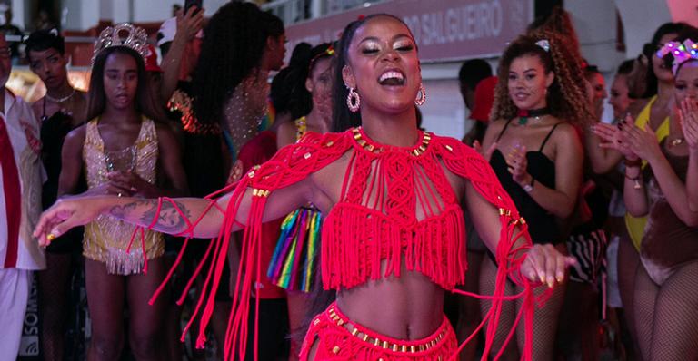 MC Rebecca recebe faixa e é corada como Rainha dos passista do Salgueiro
