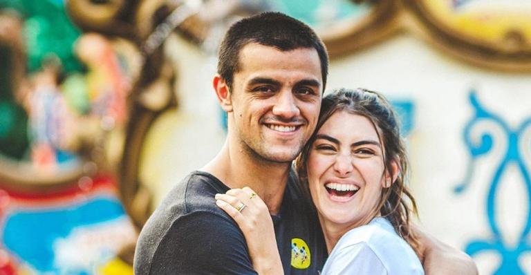 Mariana Uhlmann exibe novo registro ao lado do marido, Felipe Simas, e do filho recém-nascido