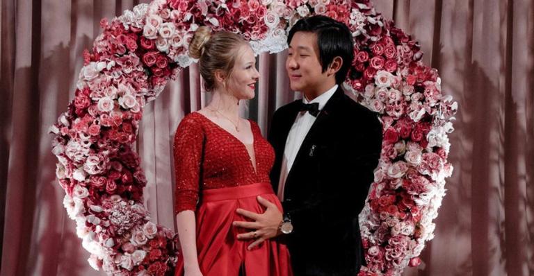 Esposa de Pyong Lee revela motivo de ter ficado mais tempo no hospital após o parto de Jake