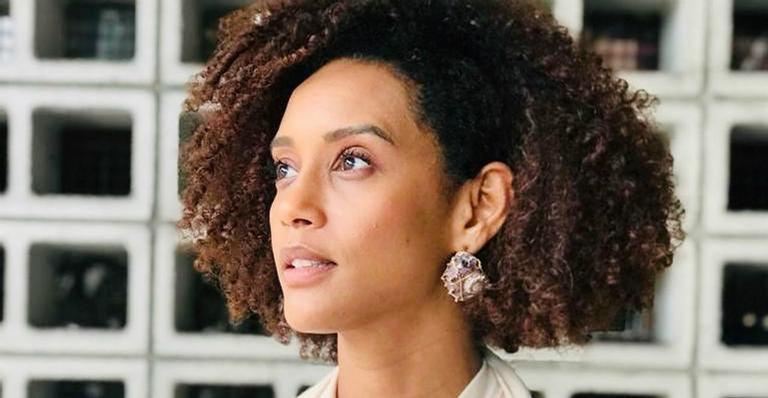Taís Araujo diverte web ao surgir fazendo careta com colegas de elenco: ”Amo vocês”