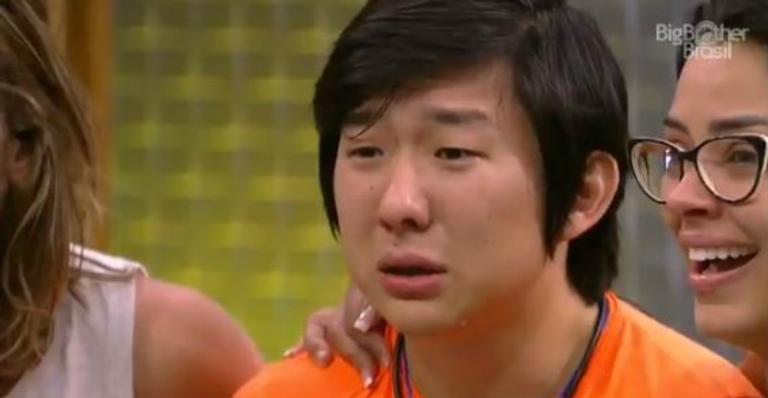 BBB 20: Pyong chora ao ver vídeo do filho durante o almoço do Anjo