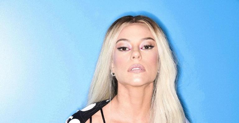 Paolla Oliveira surge loiraça no bloco Cordão da Bola Preta e brinca: ”Pabllo Vittar tá diferente”
