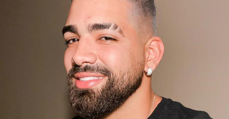 Dilsinho surge com novo visual no Carnaval de São Paulo e recebe elogios dos fãs