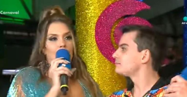 Dudu Camargo é acusado de assédio após apalpar os seios de Simony durante entrevista