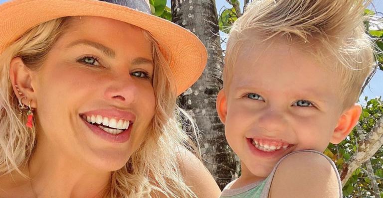 Em Punta Cana, Karina Bacchi aproveita dia de sol e mar ao lado do filho: ”Te amo”