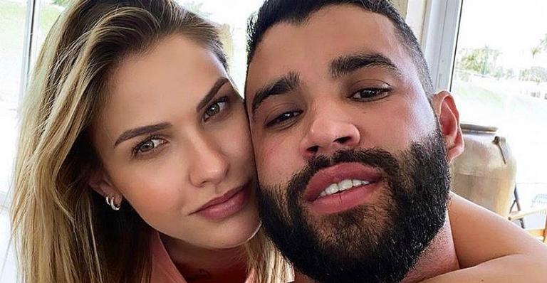 Gusttavo Lima e Andressa Suita trocam beijos no Carnaval de Brasília