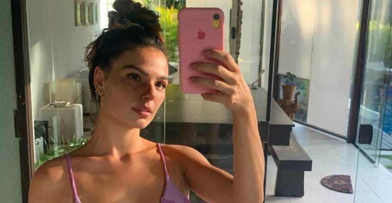 Isis Valverde posa em seu closet com peça de grife e fãs elogiam: ”Maravilhosa”