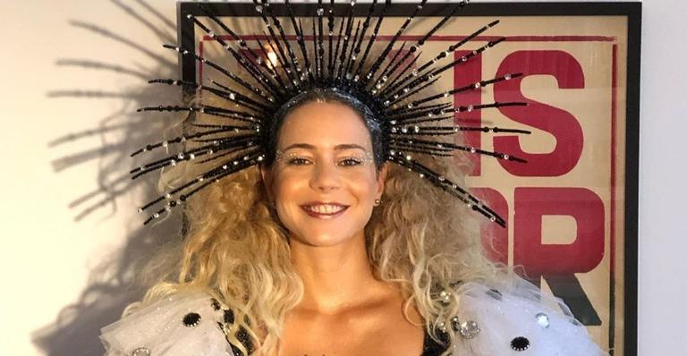Leandra Leal brilha ao desfilar em tradicional bloco de rua