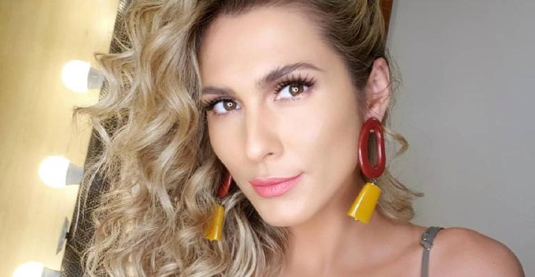 Lívia Andrade surge deslumbrante para desfile de Pérola Negra e arranca elogios: ”Maravilhosa”