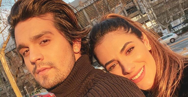 Luan Santana curte o primeiro dia de desfile no Rio de Janeiro ao lado da noiva, Jade Magalhães