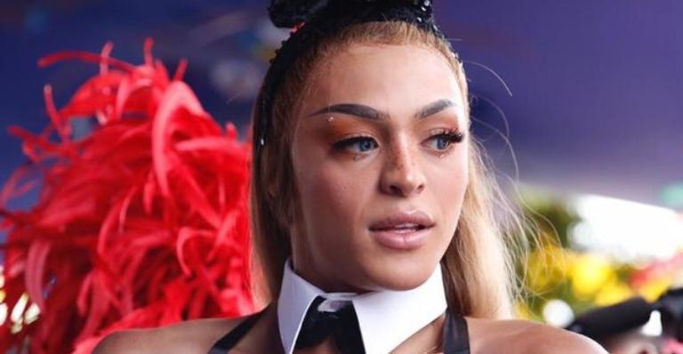 Pabllo Vittar brilha ao fazer sua primeira participação no Galo da Madrugada