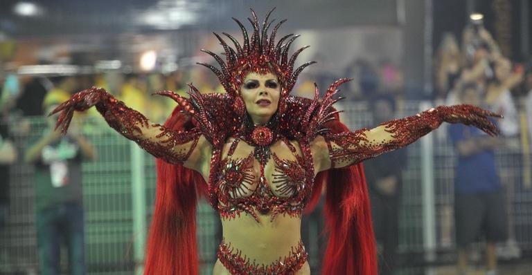 Mesmo com atraso da Mancha Verde, Viviane Araújo arrasa em primeiro dia de desfile em SP