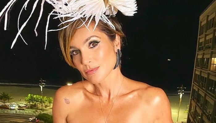 Flávia Alessandra curte carnaval com biquíni dourado e envia recado: ”Sua roupa não te define”