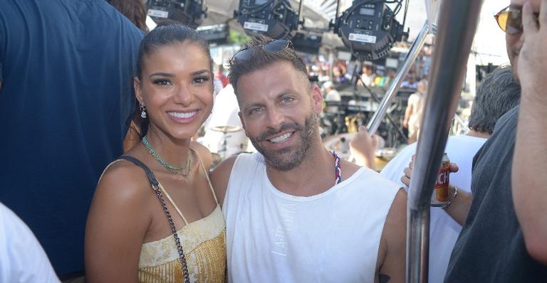 Em Salvador, Henri Castelli curte trio da cantora Ivete Sangalo e troca beijos com a namorada