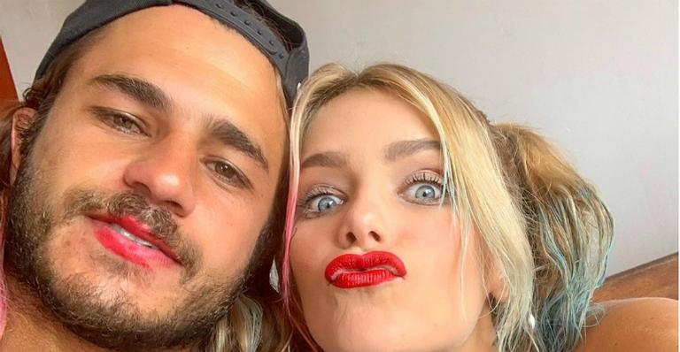 Isabella Santoni dá beijão no namorado durante trio em Salvador: ”Quero mais o que?”