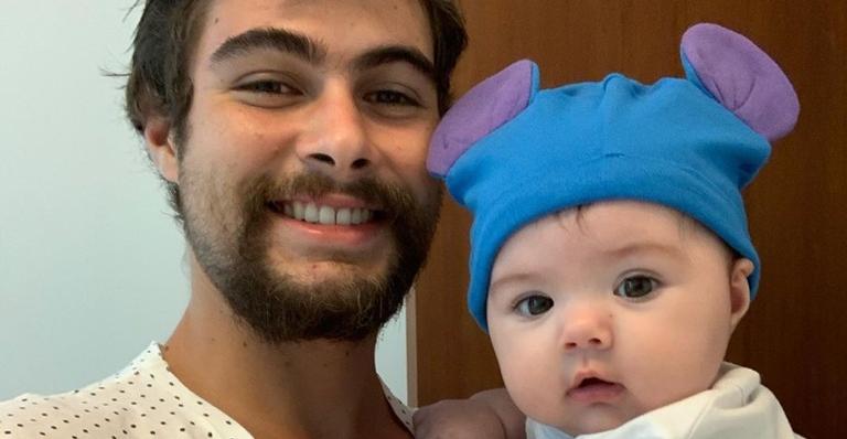 Rafa Vitti celebra quarto mês da filha Clara Maria: ”O pacotinho tá ficando pesado”