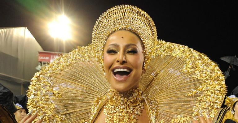 Com look completamente dourado, Sabrina Sato samba muito em desfile da Gaviões da Fiel