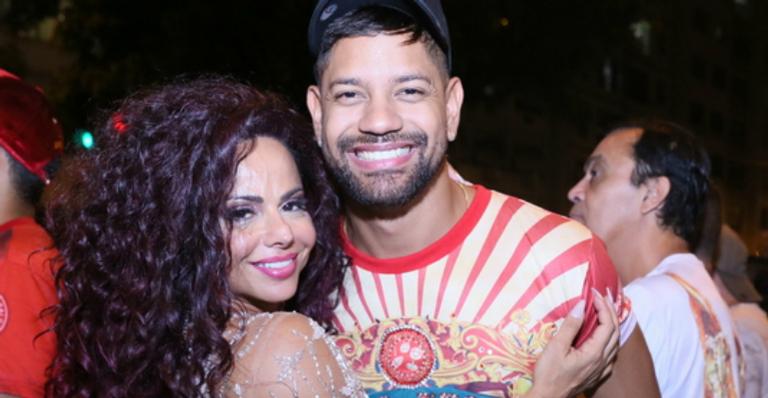 Viviane Araújo surge em clima romântico com namorado em camarote na Sapucaí: ”Com ele… Sempre”
