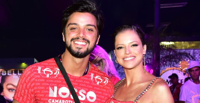 Agatha Moreira e Rodrigo Simas curtem camarote com Paolla Oliveira