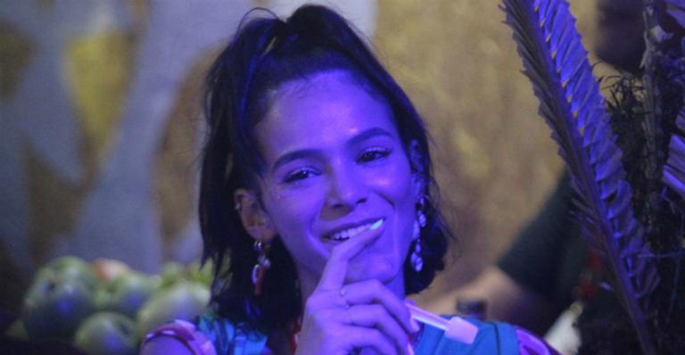 Discreta, Bruna Marquezine aproveita Carnaval em camarote em Salvador
