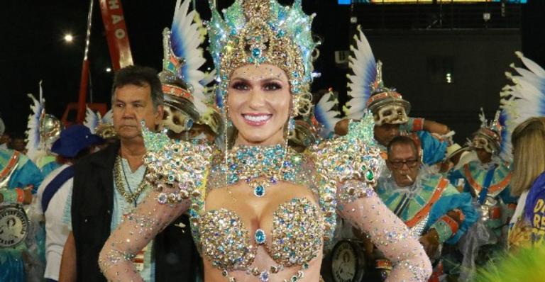 Lívia Andrade estreia como rainha de bateria da Paraíso do Tuiuti
