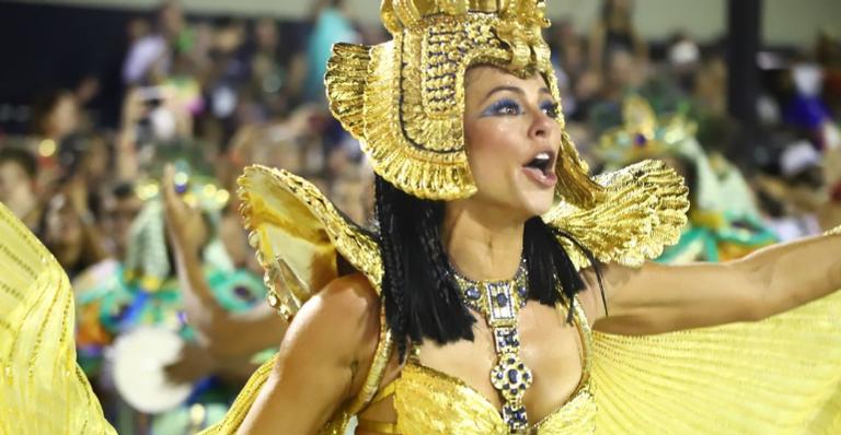 Após 10 anos longe da Sapucaí, Paolla Oliveira faz retorno triunfal como rainha de bateria