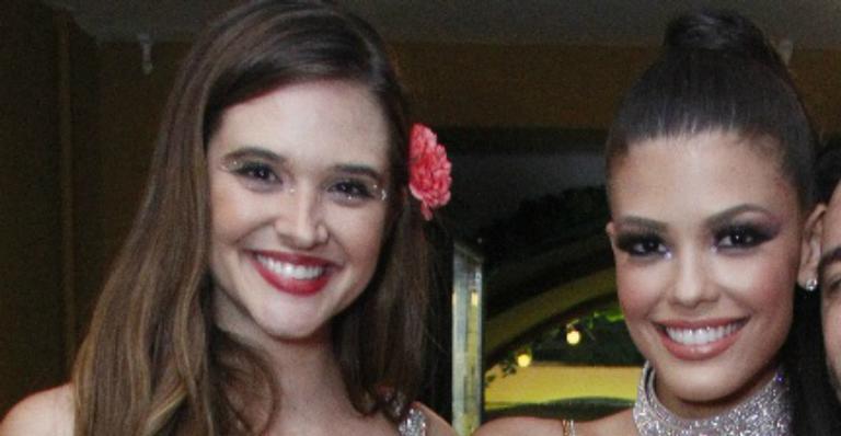 Parceiras de cena, Juliana Paiva e Vitória Strada pulam Carnaval juntas
