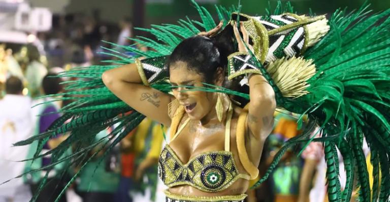 Pocah tira parte de sua fantasia e chora durante desfile da Grande Rio