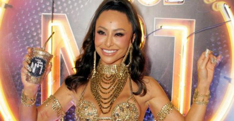 Sabrina Sato surge com look arrasador em camarote da Sapucaí