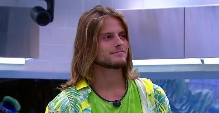Daniel é flagrado com mão boba em Gizelly no BBB 20 e internautas se revoltam