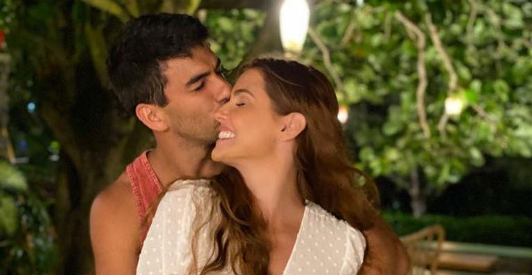 Na avenida, Deborah Secco dá beijão em Hugo Moura e se declara para o marido: ”Amor de Carnaval”