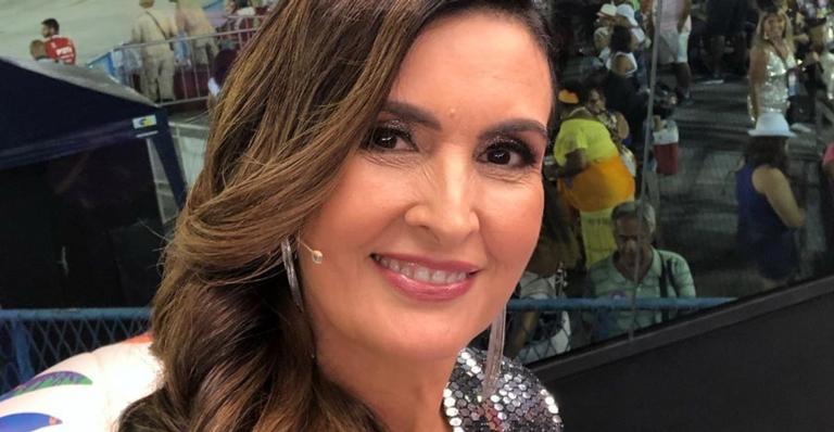 Fátima Bernardes surpreende ao surgir com cabelo ruivo e franjinha e web desaprova novo visual