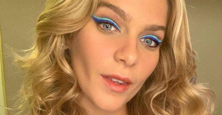 Isabella Santoni se prepara para desfilar com look todo cheio de pedras brilhantes e encanta a web